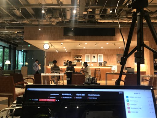 左から、稲田・滝本・木下。開始前の様子。カフェ前での開催、素敵な空間でした!