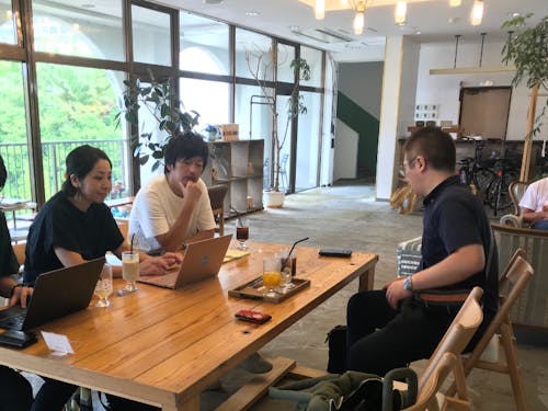 左から、木下・滝本・千葉。滝本さんの案内で、白浜町ウォッチング。「ホステルのアサ」では、カフェと宿泊が併設。白浜町で採れた食材を使ったメニューで土地のものを味わえたり、農家さんや事業者さんと出会えたりと交流の場になっていました✨