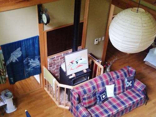 皆が集まる吹き抜けのリビングには薪ストーブも設置