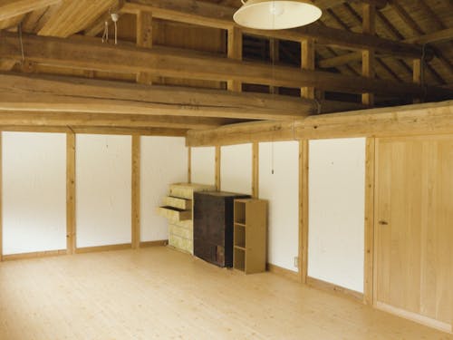 2階洋室。天井にしっかりとした梁が見える。