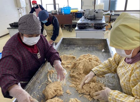 町の発酵推進協議会味噌部会の作業の様子
