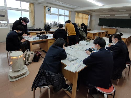 高校で、放課後勉強をする様子。高校の先生が様子を見に来ることも!