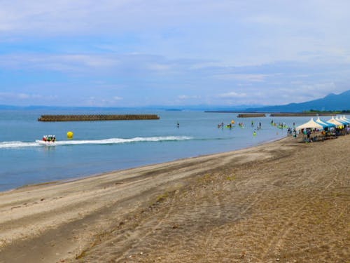 道の駅たるみずはまびらの海岸で行われたシーカヤック大会