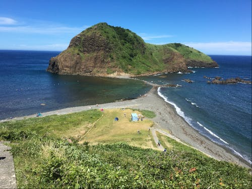 二つ亀海水浴場。海も山も里も、自然豊かな島です