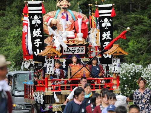 約400年もの歴史をもつ「根崎神社例大祭」には町外からも人が集まり町中が賑やかに