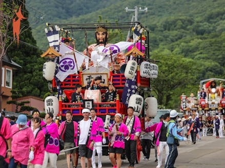 約400年もの歴史をもつ「根崎神社例大祭」には町外からも人が集まり町中が賑やかに