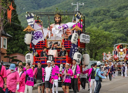 約400年もの歴史をもつ「根崎神社例大祭」には町外からも人が集まり町中が賑やかに