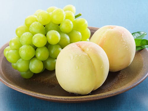 特産品の桃とマスカット