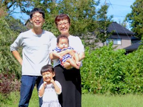 蚕のごはん桑畑の前で、松井機業の松井ファミリー