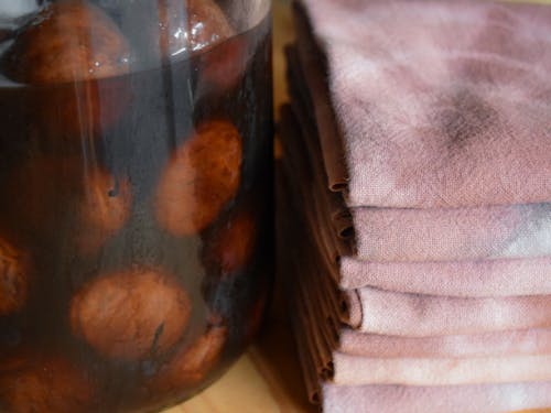 二代目女将が大学で染色を専攻していたことから、食事の場で使用するナプキンを染めるようになりました。画像は、秋を感じる・栗の渋皮煮。スタッフの特技・したいことを、須貝邸を通して実現する場になっています。