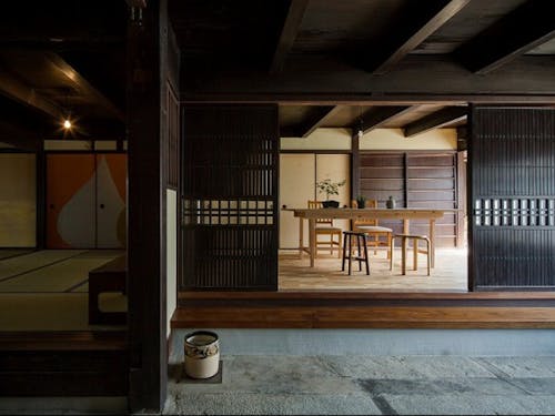 シェアハウス「絹市」。醤油醸造を営んでいた町家を改修。 海外移住者にも好評を得た