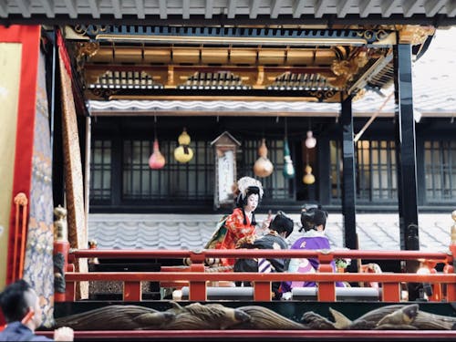 長浜曳山まつりでの「子ども歌舞伎」。地域が子どもの成長を見守り支えるコミュニティの強さがある