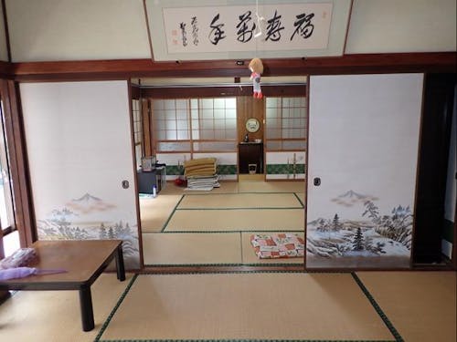 玄関横の和室の床が下がっているので改修が必要。