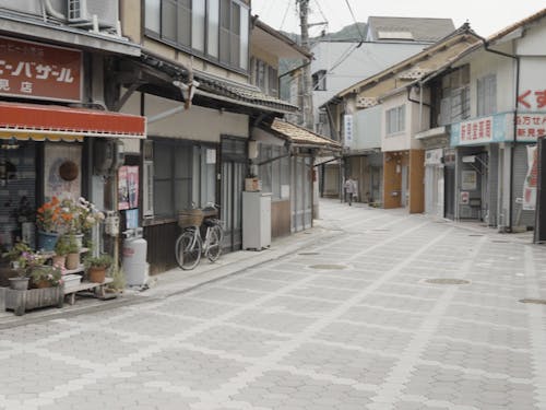 近くにあるまるでタイムスリップしたかのような商店街。