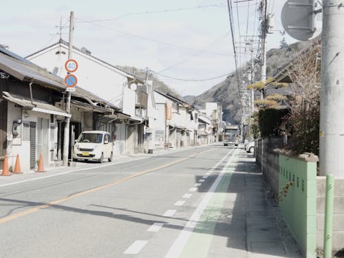隣接する道路は交通量が多いので注意。