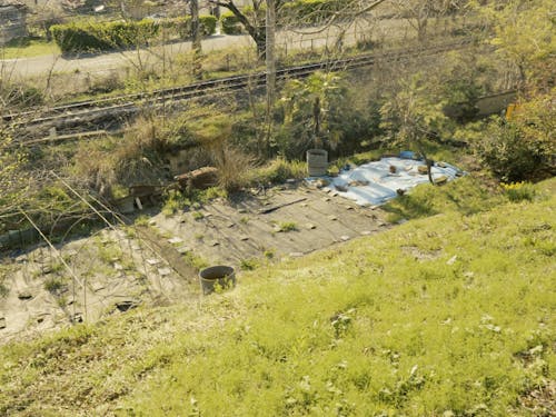 畑。シートが張られてあり定期的に手入れされている。