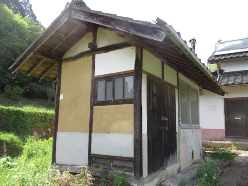 別棟のお風呂とトイレ。改修して母屋に新設するのも良し。