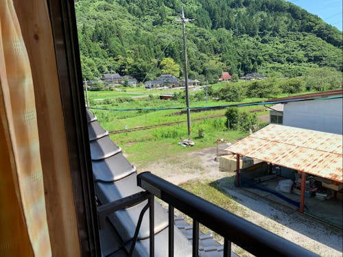 2階の窓からの景色。家の裏には線路があります。