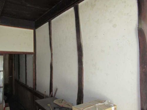 壁と柱の雰囲気がレトロでおしゃれ。