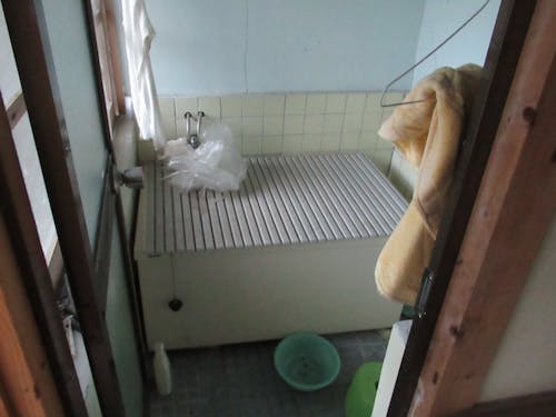 お風呂は一旦外へ出ないと入れない構造。改修がおすすめ。