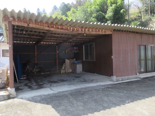 車庫や付属家もあるので趣味が充実しそう。