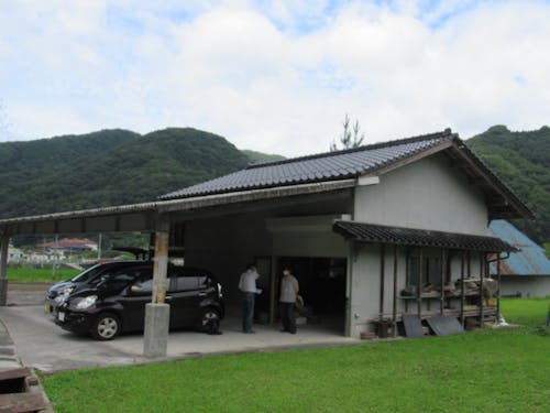 農業用倉庫。屋根付きの駐車スペースが便利。