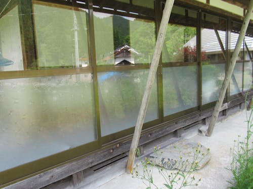 縁側。ここで景色を見ながらお茶をするのも楽しそう。