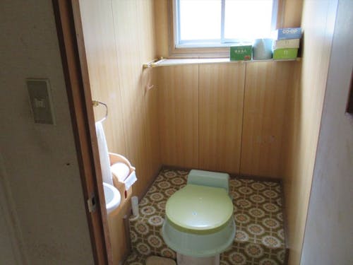 お手洗いはくみ取り式。