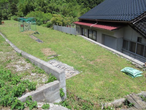 物件の裏の畑。作物を育てたり、お子さんの遊び場にしてみたり。