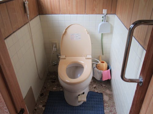 お手洗いはくみ取り式ですが、簡易水洗化されています。