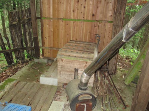 家の裏にある半露天風呂。ボイラーで温めます。
