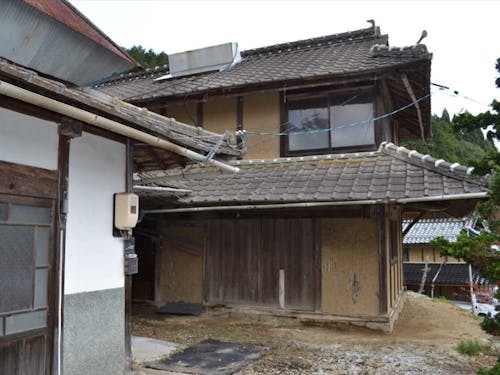 母屋の隣にある納屋。外壁は土壁です。