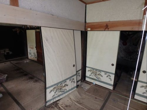 上からの重みでたわんだ襖。湿気で畳の状態も悪い。