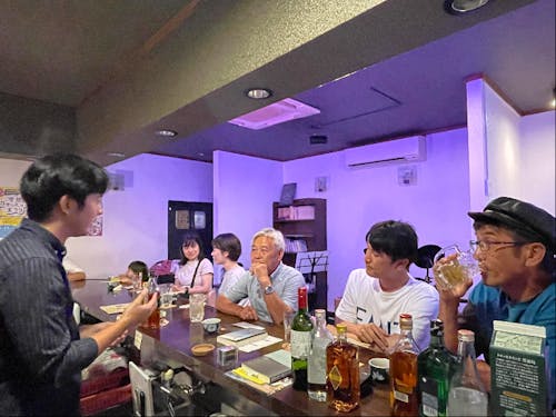 空き店舗を活用して、月1でスナックを開店