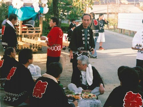 料理やお酒が振舞われ、様々な話が聞けます！