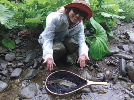 下川町でできた仲間と渓流釣りをする松浦さん。なんだかとても楽しそう。