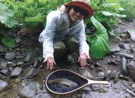 下川町でできた仲間と渓流釣りをする松浦さん。なんだかとても楽しそう。