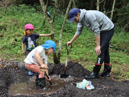 自然の湧き水を貯めてダムをつくります