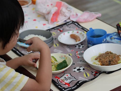 自分たちが育てて収穫した野菜が美味しい給食になります!