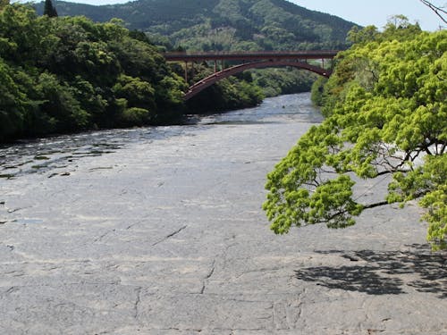 涼しくて静かな山間部に広がる千畳敷の石畳、花瀨川。