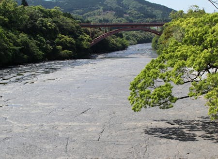 涼しくて静かな山間部に広がる千畳敷の石畳、花瀨川。