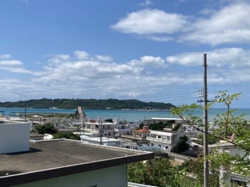 平安座島の高台から浜比嘉島が見えます