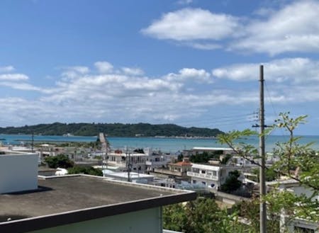 平安座島の高台から浜比嘉島が見えます