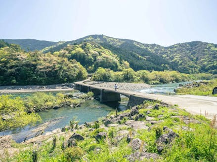 ↑ 林業が盛んだった昭和19年頃にトロッコ列車の軌道橋として造られた下津井めがね橋。
