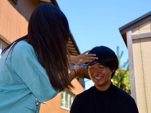 日常のひとコマ。島留学生に髪を切ってもらうハウスマスター。