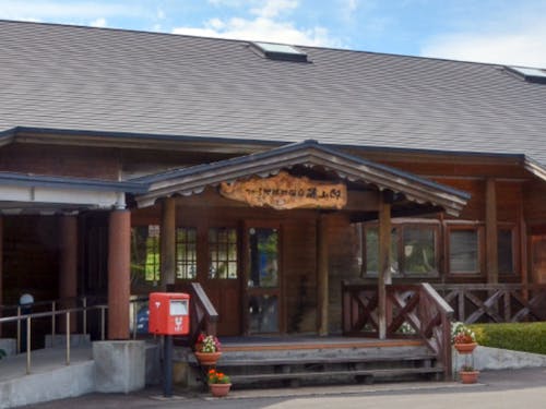 今回の宿泊場所「つがる地球村」。黒いぬるぬる系温泉がたまらない…♡