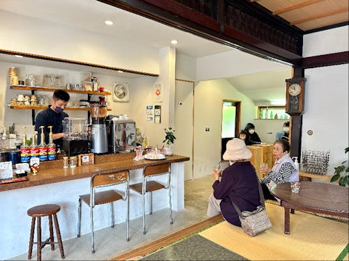 店内の様子。自然と地元の方と観光客の談笑が始まります。