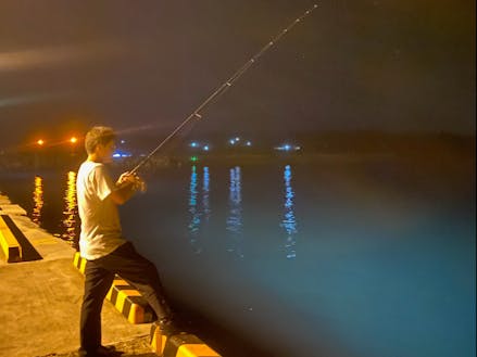 島の港で夜釣りを楽しむコージさん