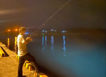 島の港で夜釣りを楽しむコージさん