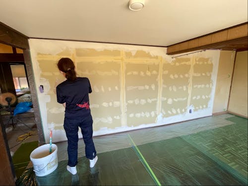 壁や障子は職員がDIYで改修しました。